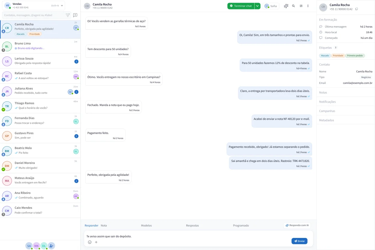 A caixa de entrada do PulpoChat: a lista de chats com o responsável de cada um, uma conversa aberta e a ficha do contato.